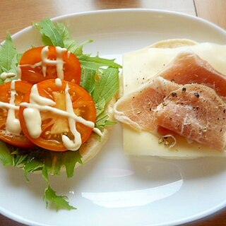 水菜トマトとチーズ生ハムのイングリッシュマフィン